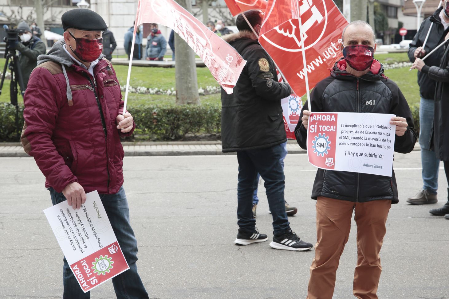 Concentración convocada por CCOO y UGT frente a la subdelegación del Gobierno de León para pedir la subida del salario mínimo interprofesional (SMI) y la derogación de las reformas laboral y de pensiones. 