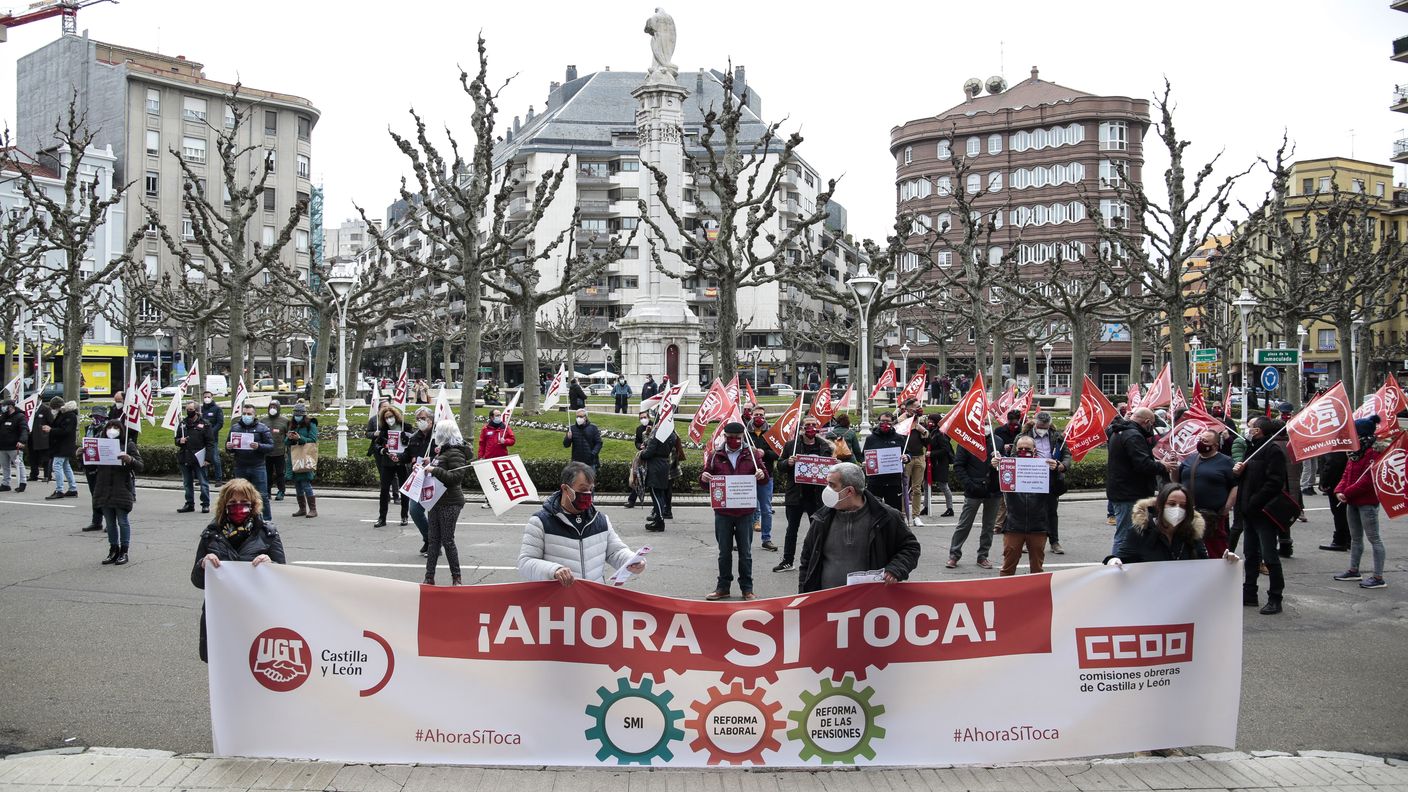 Concentración convocada por CCOO y UGT frente a la subdelegación del Gobierno de León para pedir la subida del salario mínimo interprofesional (SMI) y la derogación de las reformas laboral y de pensiones. 