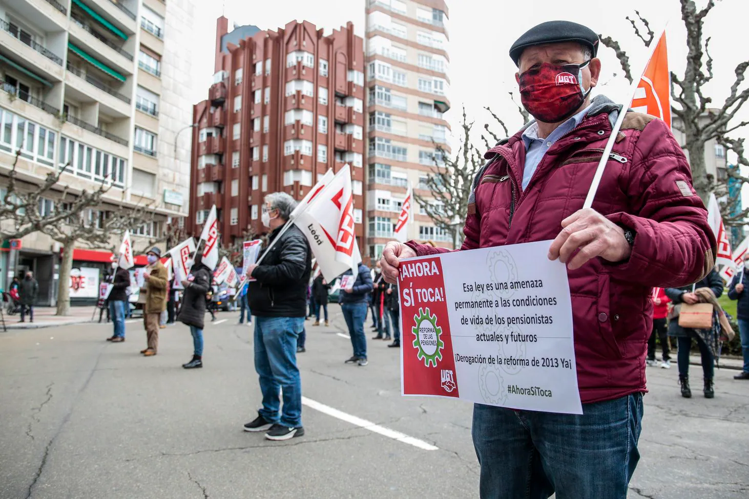 Concentración convocada por CCOO y UGT frente a la subdelegación del Gobierno de León para pedir la subida del salario mínimo interprofesional (SMI) y la derogación de las reformas laboral y de pensiones. 