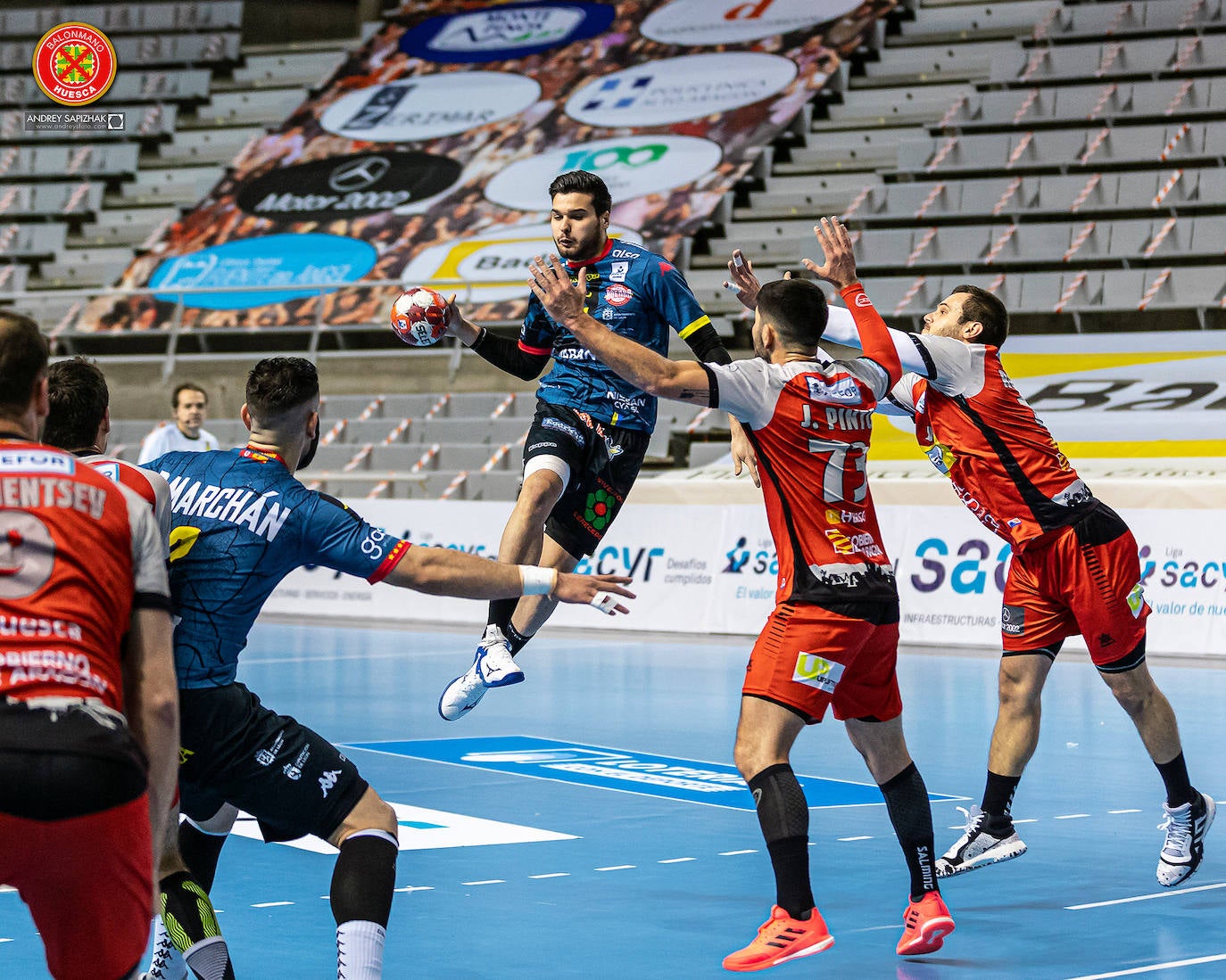 El Ademar se quedó fuera de la Copa Sacyr Asobal tras caer en Huesca. 