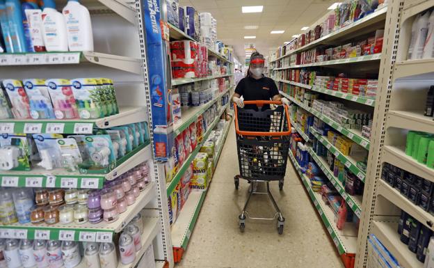 Una mujer compra en un supermercado. 