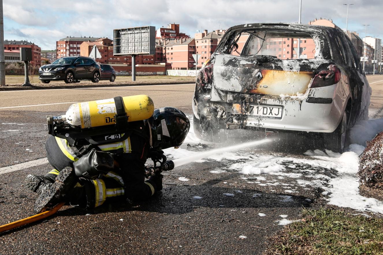 Imagen de los bomberos apagando el fuego.