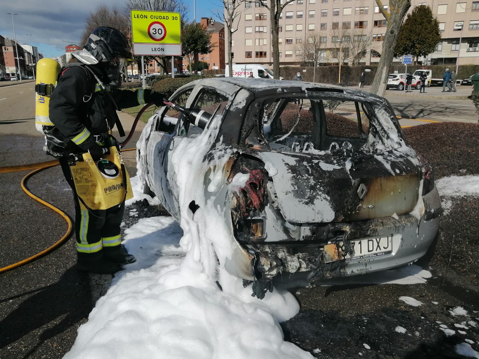 Los bomberos apagan un coche ardiendo en la capital leonesa.