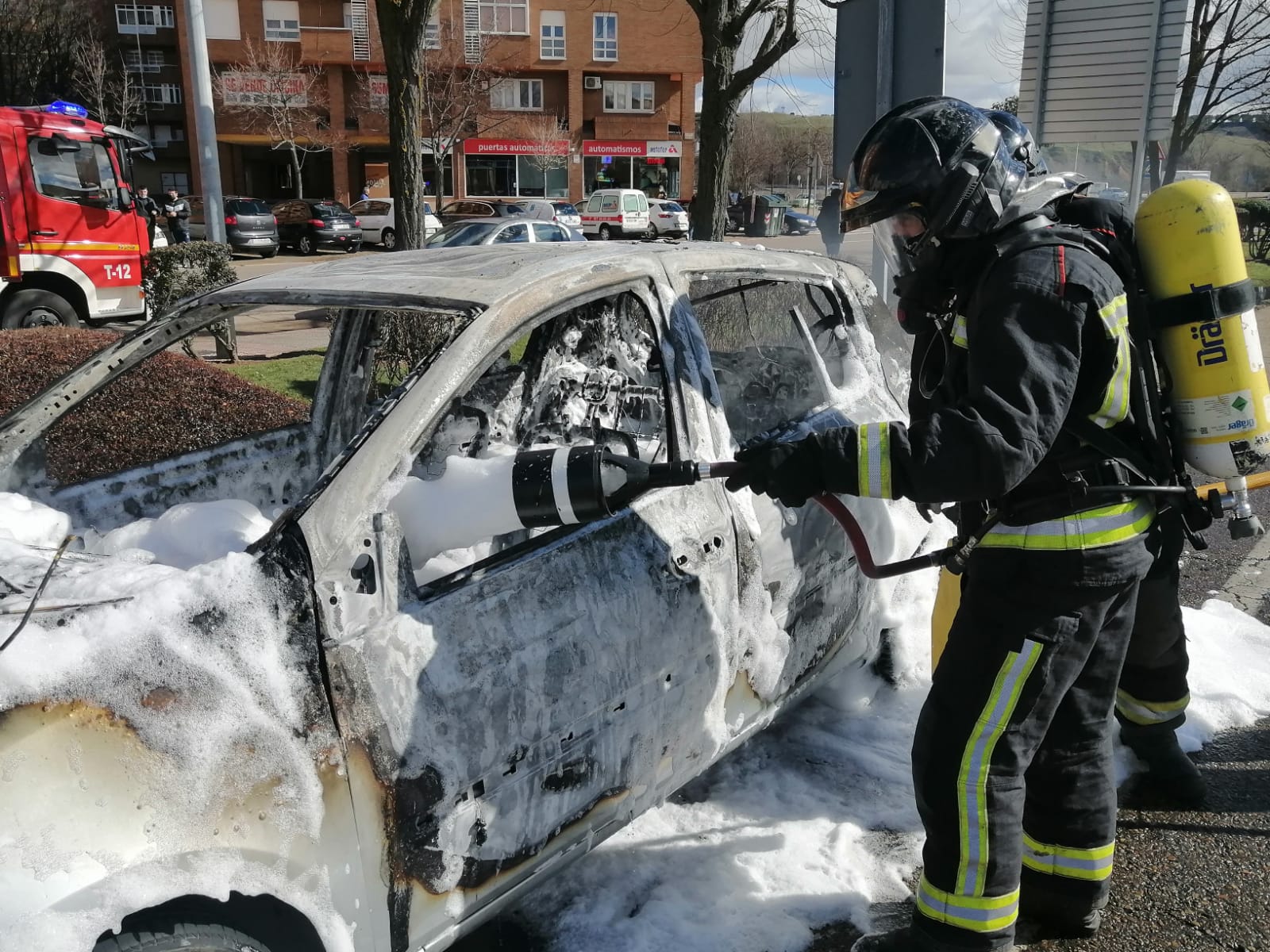 Los bomberos apagan un coche ardiendo en la capital leonesa.