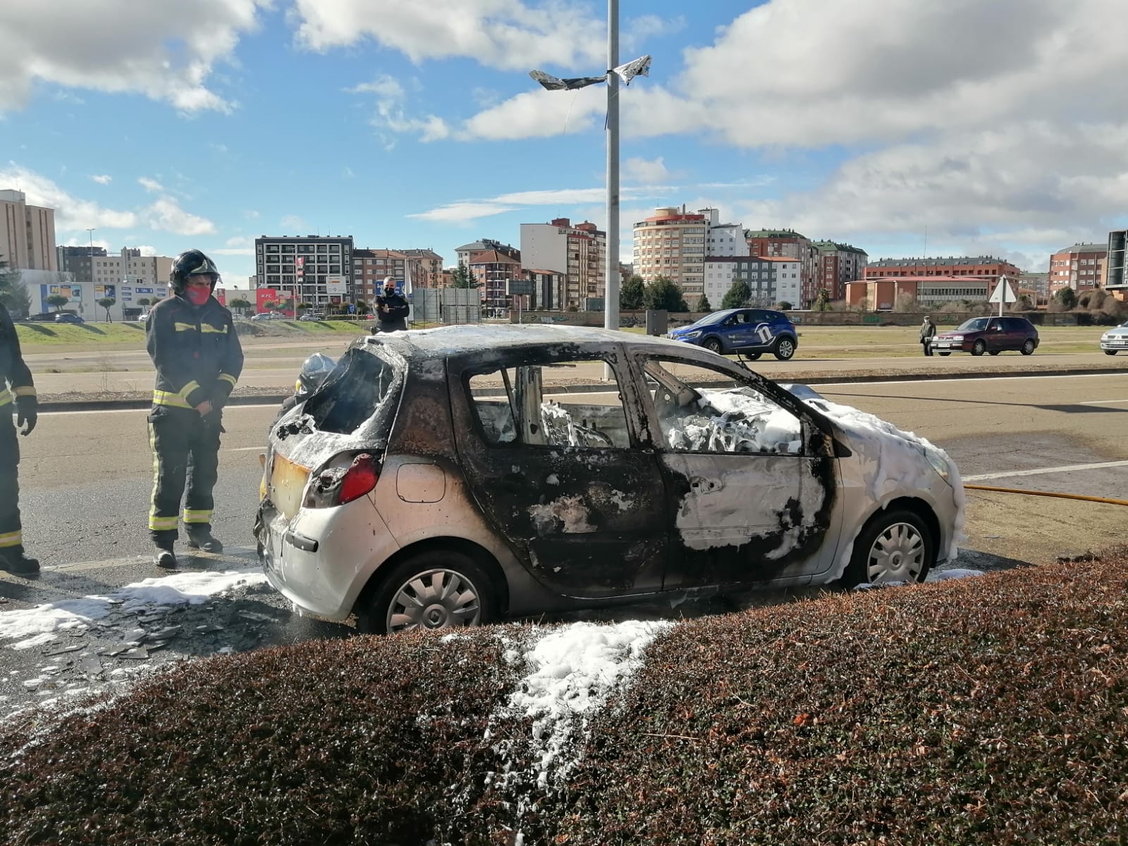 Los bomberos apagan un coche ardiendo en la capital leonesa.