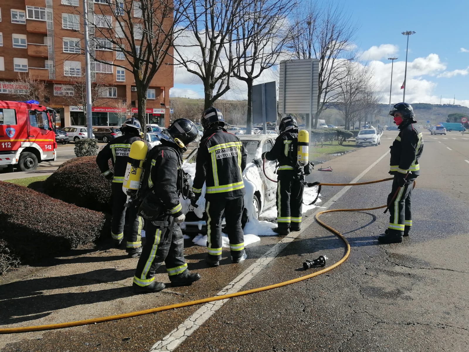 Los bomberos apagan un coche ardiendo en la capital leonesa.