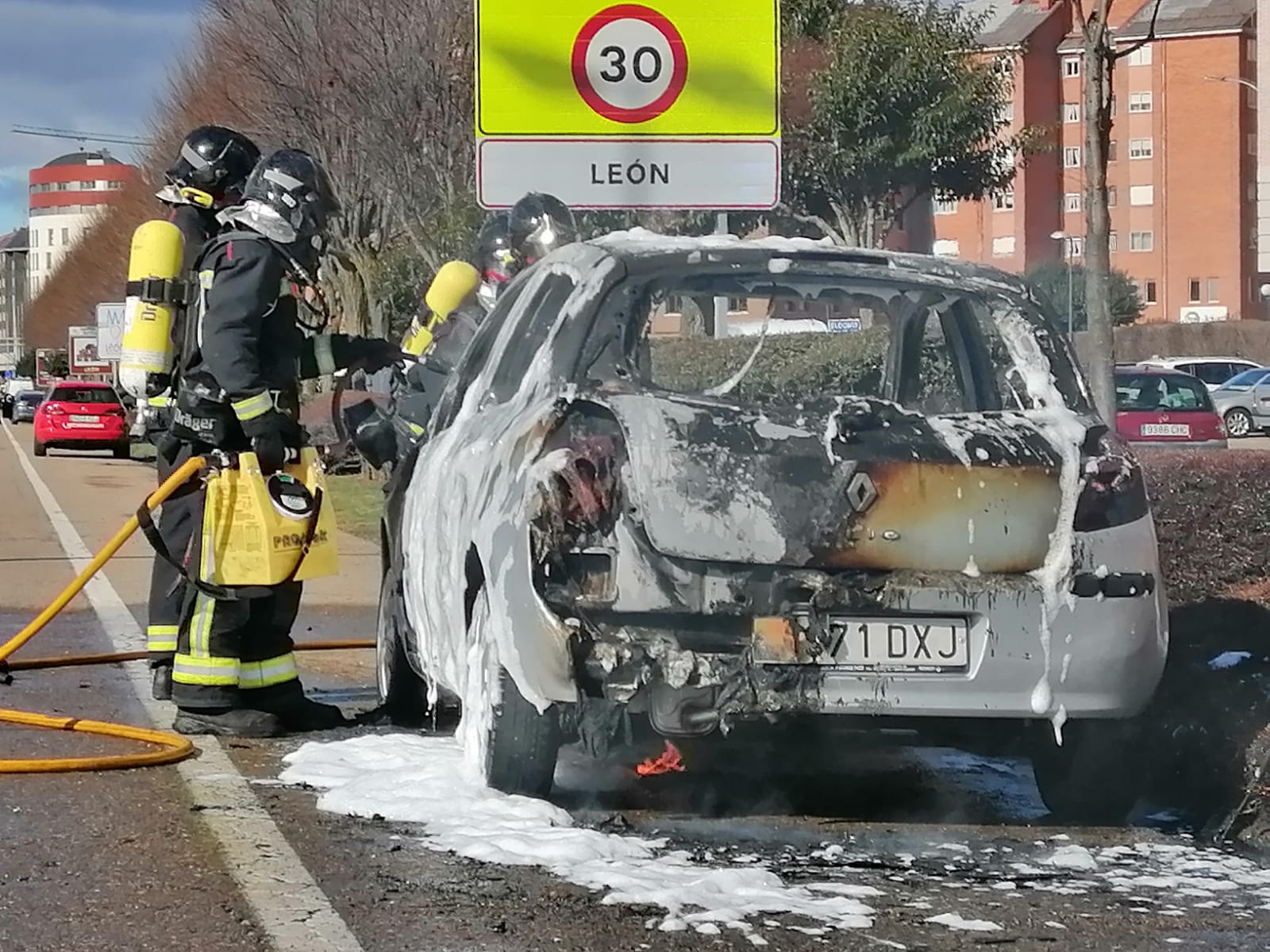 Los bomberos apagan un coche ardiendo en la capital leonesa.