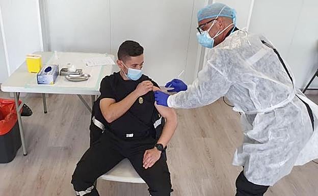 Un sanitario inocula la vacuna de Astrazeneca a un militar de la UME.