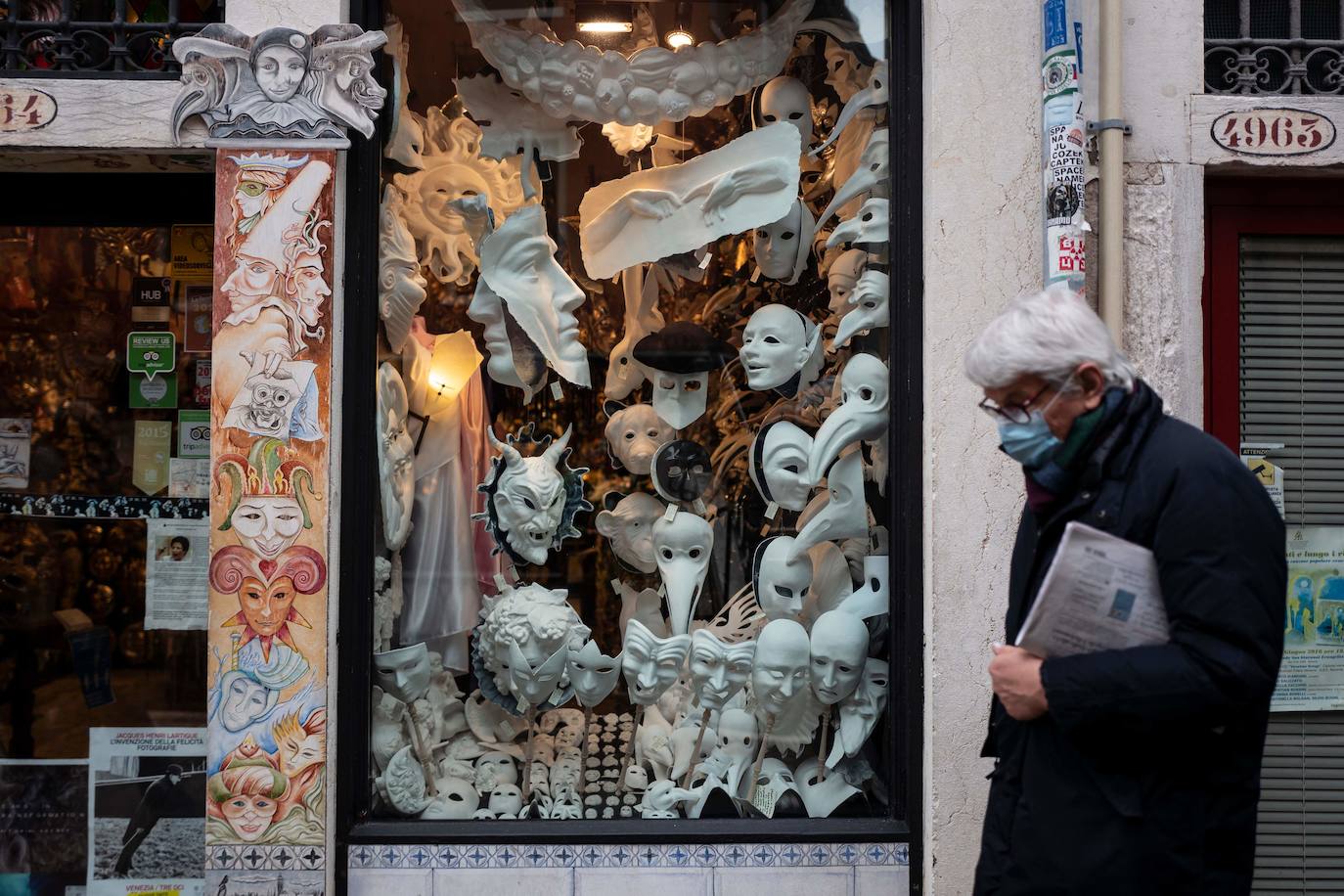 Venecia se ha quedado sin turistas. La pandemia ha castigado con fuerza esta ciudad mágica. Su famoso carnaval se ha celebrado este año en versión Covid, sin visitantes y en gran parte telemático. Antes de la pandemia, el carnaval generaba unos 70 millones de euros, que gastaban unos 567.000 turistas. «Es totalmente surrealista. Lo que más me sorprende es el silencio. Durante el carnaval siempre se oye música, la gente que se divierte. Pero Venecia entre brumas sigue siendo un lugar mágico», dice Chiara Ragazzon, de 47 años. 