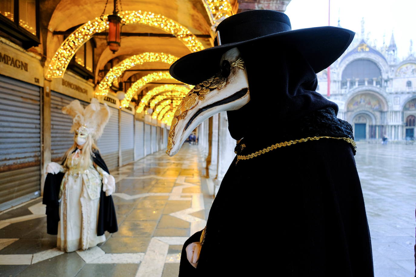 Venecia se ha quedado sin turistas. La pandemia ha castigado con fuerza esta ciudad mágica. Su famoso carnaval se ha celebrado este año en versión Covid, sin visitantes y en gran parte telemático. Antes de la pandemia, el carnaval generaba unos 70 millones de euros, que gastaban unos 567.000 turistas. «Es totalmente surrealista. Lo que más me sorprende es el silencio. Durante el carnaval siempre se oye música, la gente que se divierte. Pero Venecia entre brumas sigue siendo un lugar mágico», dice Chiara Ragazzon, de 47 años. 