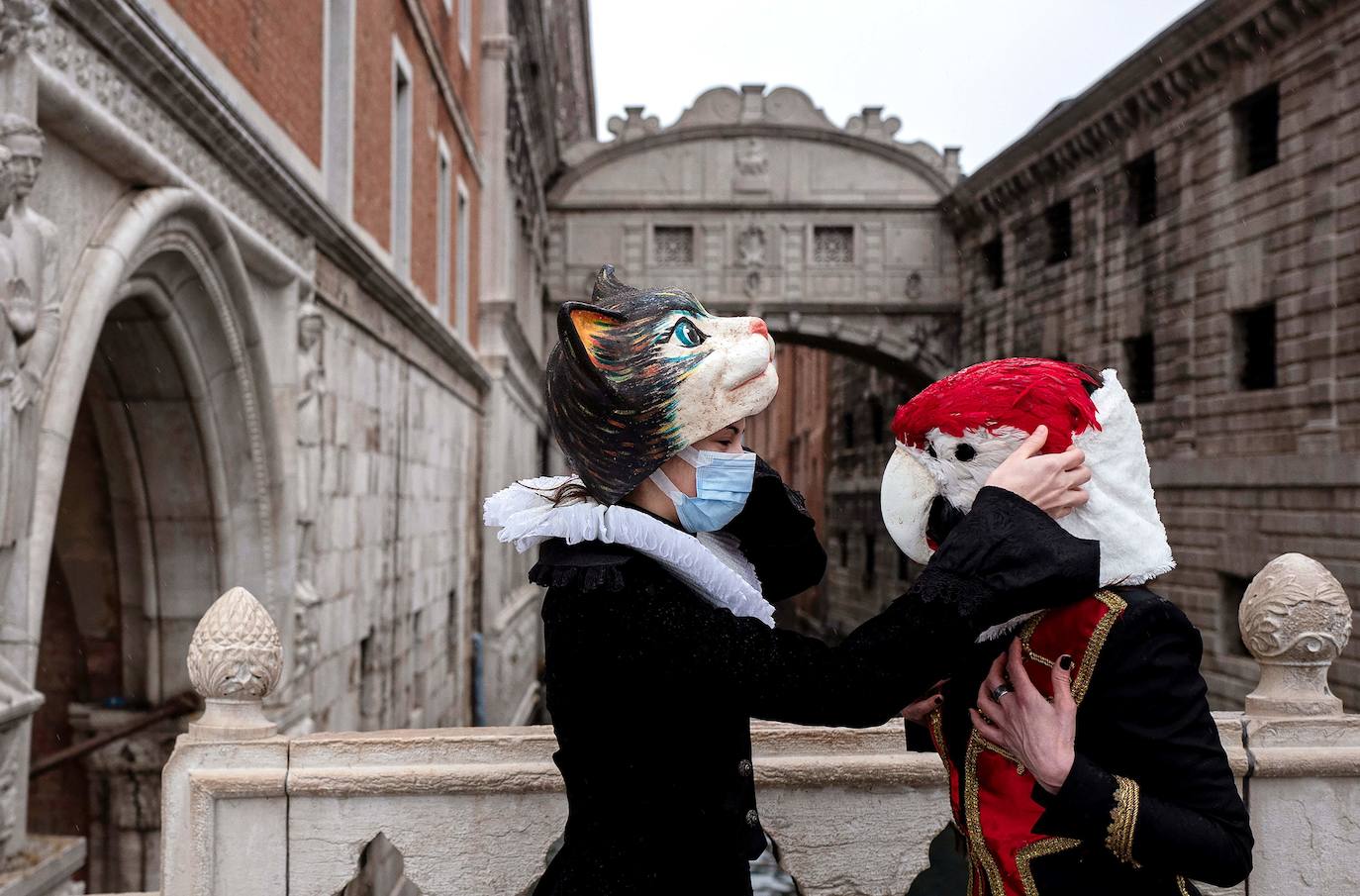 Venecia se ha quedado sin turistas. La pandemia ha castigado con fuerza esta ciudad mágica. Su famoso carnaval se ha celebrado este año en versión Covid, sin visitantes y en gran parte telemático. Antes de la pandemia, el carnaval generaba unos 70 millones de euros, que gastaban unos 567.000 turistas. «Es totalmente surrealista. Lo que más me sorprende es el silencio. Durante el carnaval siempre se oye música, la gente que se divierte. Pero Venecia entre brumas sigue siendo un lugar mágico», dice Chiara Ragazzon, de 47 años. 