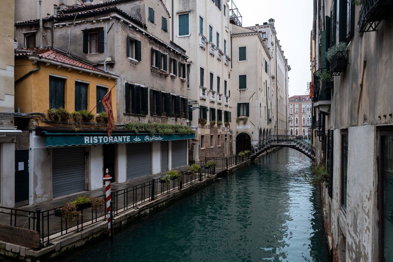 Venecia se ha quedado sin turistas. La pandemia ha castigado con fuerza esta ciudad mágica. Su famoso carnaval se ha celebrado este año en versión Covid, sin visitantes y en gran parte telemático. Antes de la pandemia, el carnaval generaba unos 70 millones de euros, que gastaban unos 567.000 turistas. «Es totalmente surrealista. Lo que más me sorprende es el silencio. Durante el carnaval siempre se oye música, la gente que se divierte. Pero Venecia entre brumas sigue siendo un lugar mágico», dice Chiara Ragazzon, de 47 años. 