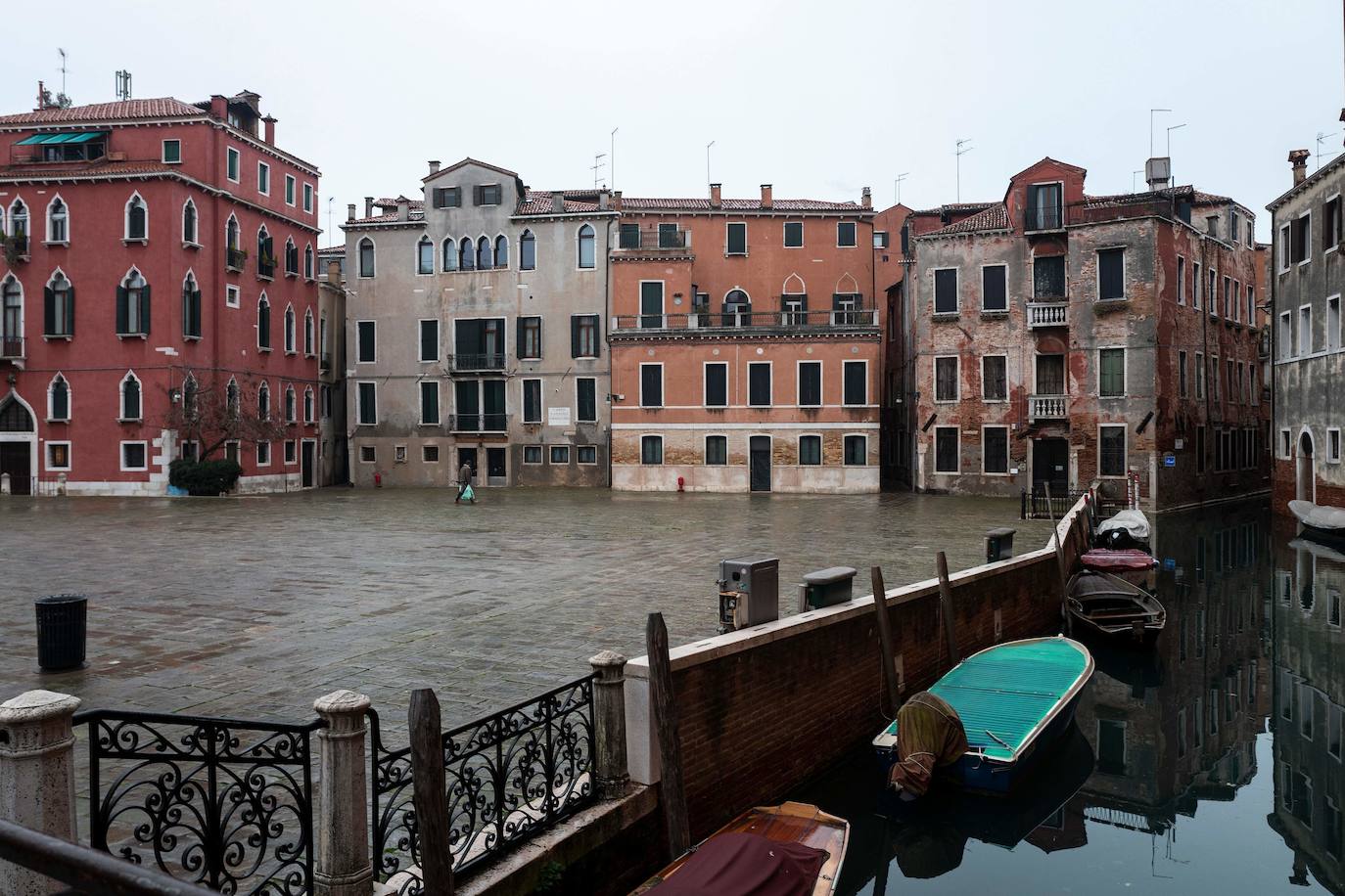 Venecia se ha quedado sin turistas. La pandemia ha castigado con fuerza esta ciudad mágica. Su famoso carnaval se ha celebrado este año en versión Covid, sin visitantes y en gran parte telemático. Antes de la pandemia, el carnaval generaba unos 70 millones de euros, que gastaban unos 567.000 turistas. «Es totalmente surrealista. Lo que más me sorprende es el silencio. Durante el carnaval siempre se oye música, la gente que se divierte. Pero Venecia entre brumas sigue siendo un lugar mágico», dice Chiara Ragazzon, de 47 años. 