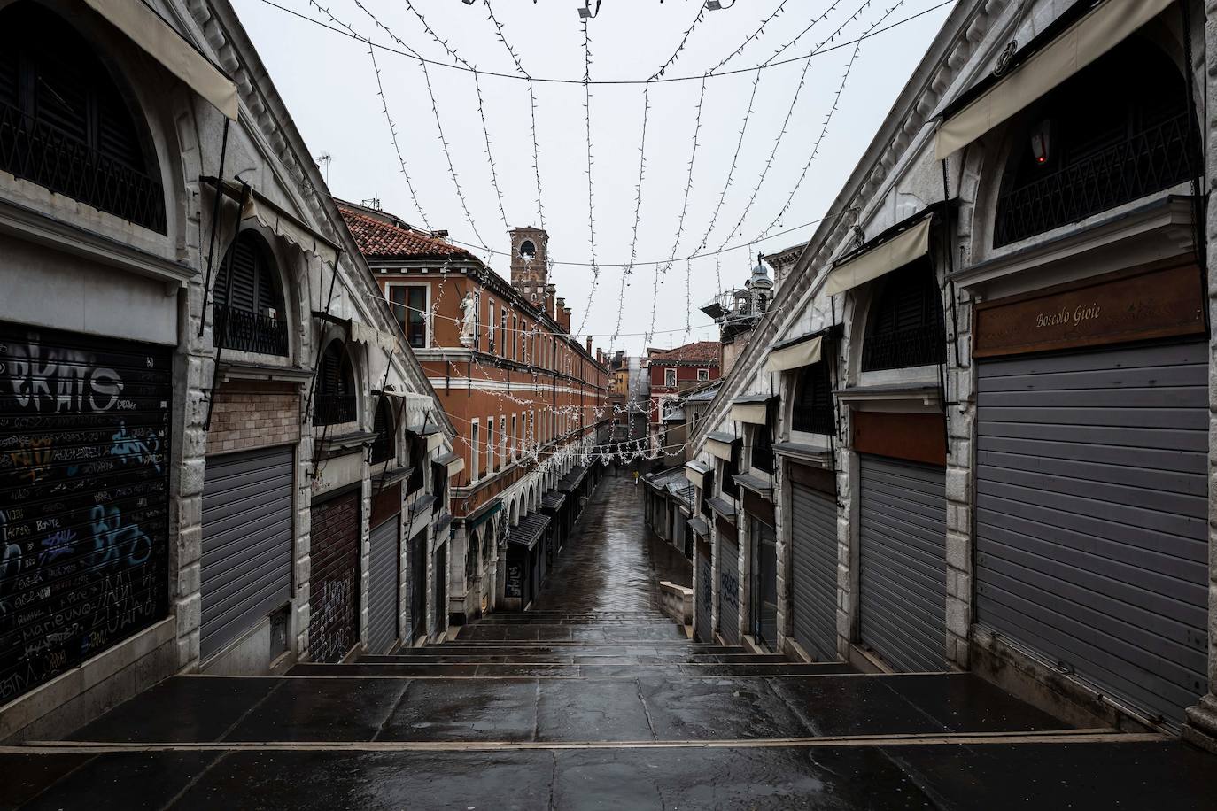 Venecia se ha quedado sin turistas. La pandemia ha castigado con fuerza esta ciudad mágica. Su famoso carnaval se ha celebrado este año en versión Covid, sin visitantes y en gran parte telemático. Antes de la pandemia, el carnaval generaba unos 70 millones de euros, que gastaban unos 567.000 turistas. «Es totalmente surrealista. Lo que más me sorprende es el silencio. Durante el carnaval siempre se oye música, la gente que se divierte. Pero Venecia entre brumas sigue siendo un lugar mágico», dice Chiara Ragazzon, de 47 años. 