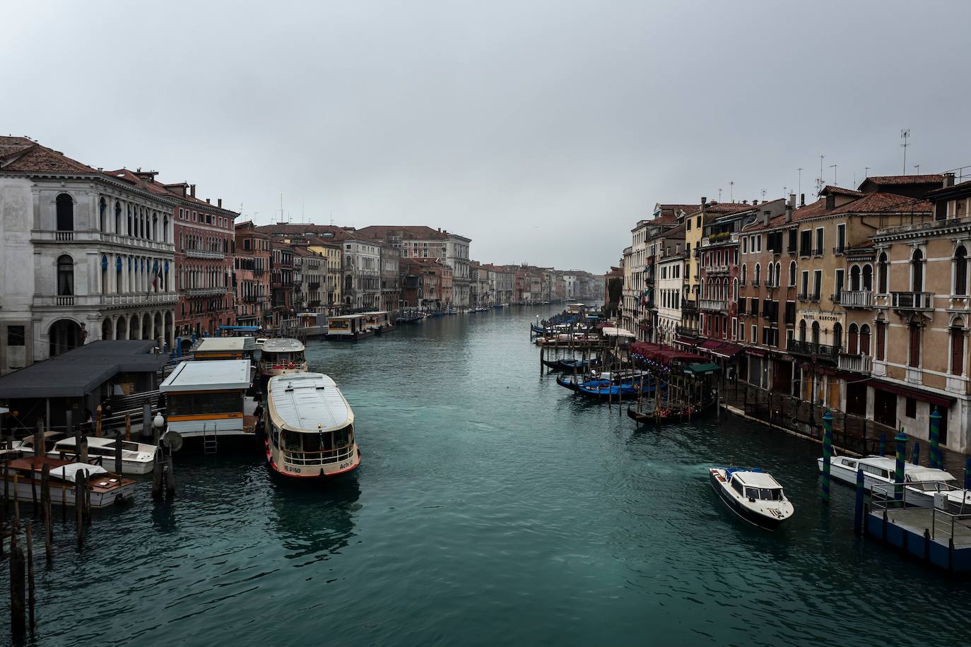 Venecia se ha quedado sin turistas. La pandemia ha castigado con fuerza esta ciudad mágica. Su famoso carnaval se ha celebrado este año en versión Covid, sin visitantes y en gran parte telemático. Antes de la pandemia, el carnaval generaba unos 70 millones de euros, que gastaban unos 567.000 turistas. «Es totalmente surrealista. Lo que más me sorprende es el silencio. Durante el carnaval siempre se oye música, la gente que se divierte. Pero Venecia entre brumas sigue siendo un lugar mágico», dice Chiara Ragazzon, de 47 años. 