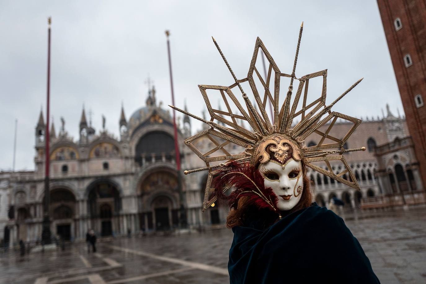 Venecia se ha quedado sin turistas. La pandemia ha castigado con fuerza esta ciudad mágica. Su famoso carnaval se ha celebrado este año en versión Covid, sin visitantes y en gran parte telemático. Antes de la pandemia, el carnaval generaba unos 70 millones de euros, que gastaban unos 567.000 turistas. «Es totalmente surrealista. Lo que más me sorprende es el silencio. Durante el carnaval siempre se oye música, la gente que se divierte. Pero Venecia entre brumas sigue siendo un lugar mágico», dice Chiara Ragazzon, de 47 años. 