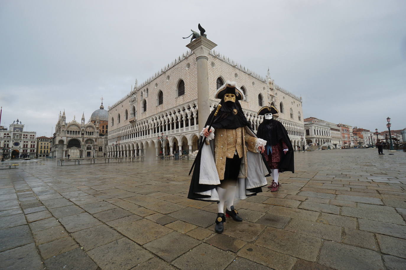 Venecia se ha quedado sin turistas. La pandemia ha castigado con fuerza esta ciudad mágica. Su famoso carnaval se ha celebrado este año en versión Covid, sin visitantes y en gran parte telemático. Antes de la pandemia, el carnaval generaba unos 70 millones de euros, que gastaban unos 567.000 turistas. «Es totalmente surrealista. Lo que más me sorprende es el silencio. Durante el carnaval siempre se oye música, la gente que se divierte. Pero Venecia entre brumas sigue siendo un lugar mágico», dice Chiara Ragazzon, de 47 años. 