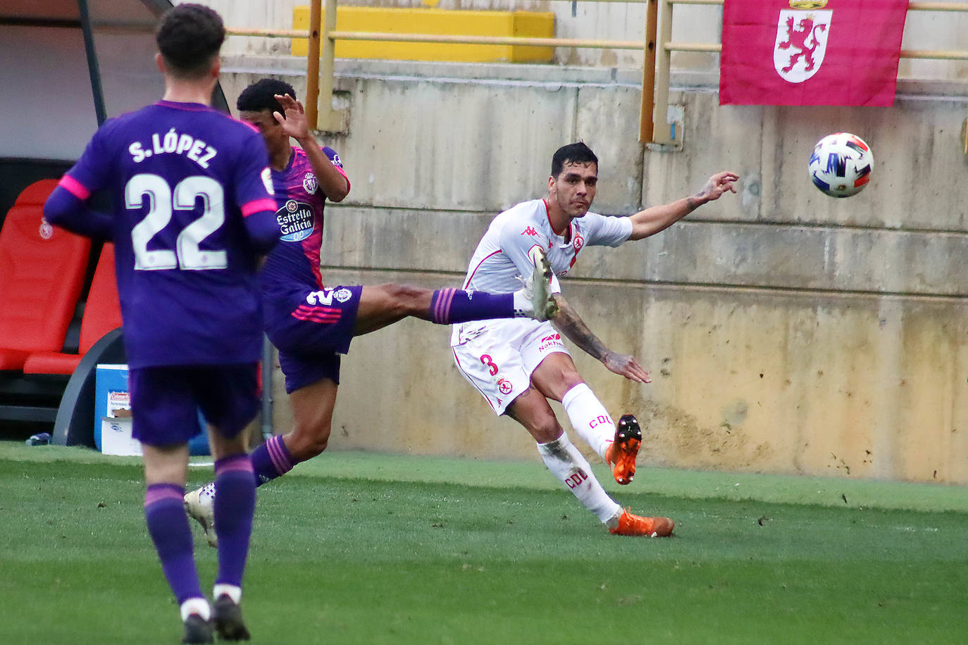 Los dos equipos se miden en el Reino de León en un choque al que llegaron empatados a puntos.