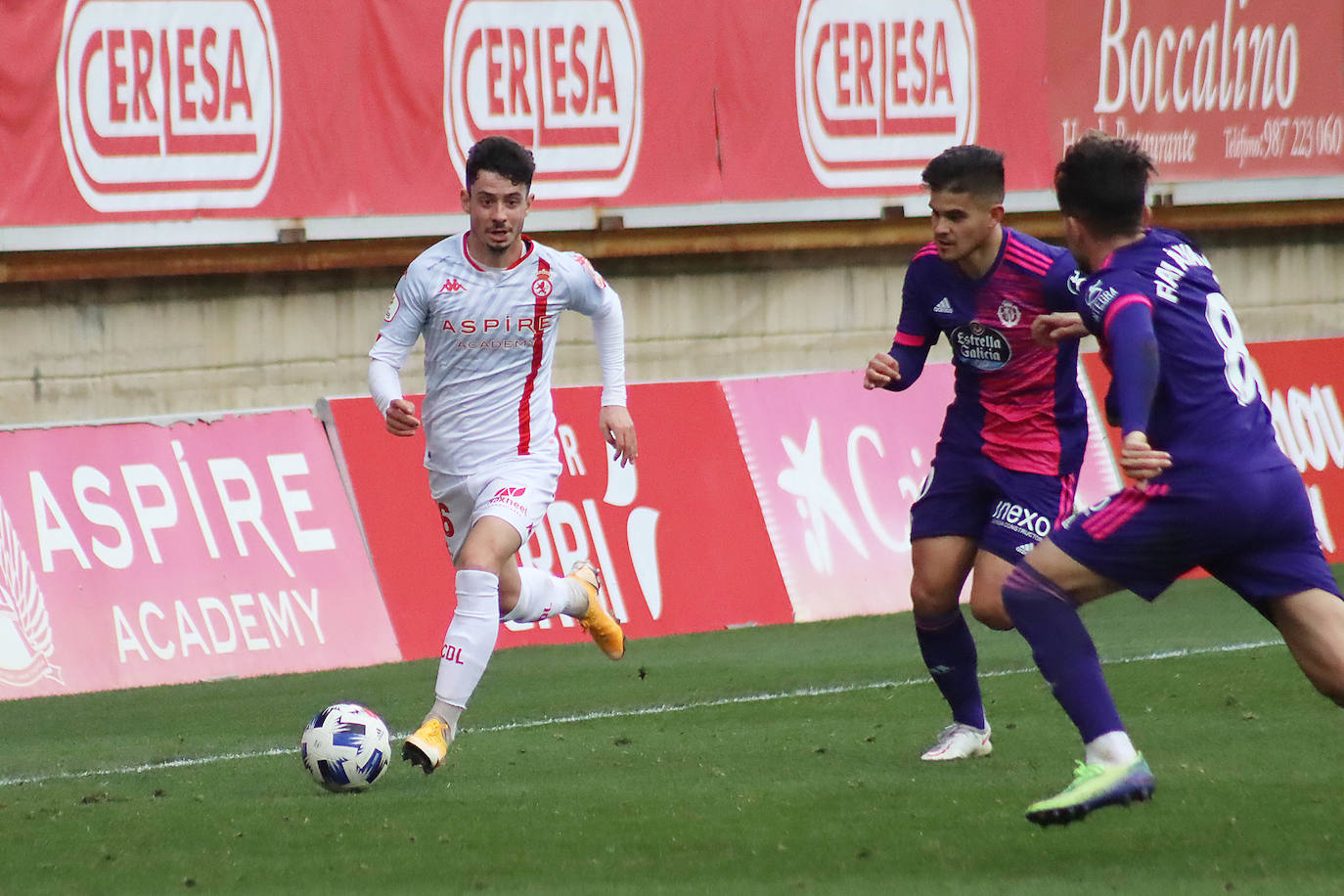 Los dos equipos se miden en el Reino de León en un choque al que llegaron empatados a puntos.