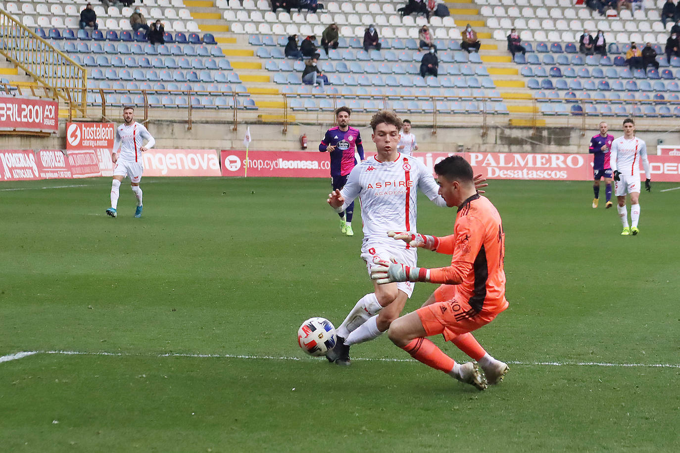 Los dos equipos se miden en el Reino de León en un choque al que llegaron empatados a puntos.