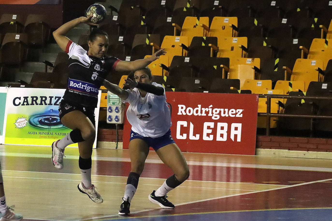 Las leonesas se imponen al Balonmano Salud y siguen sumando triunfos.