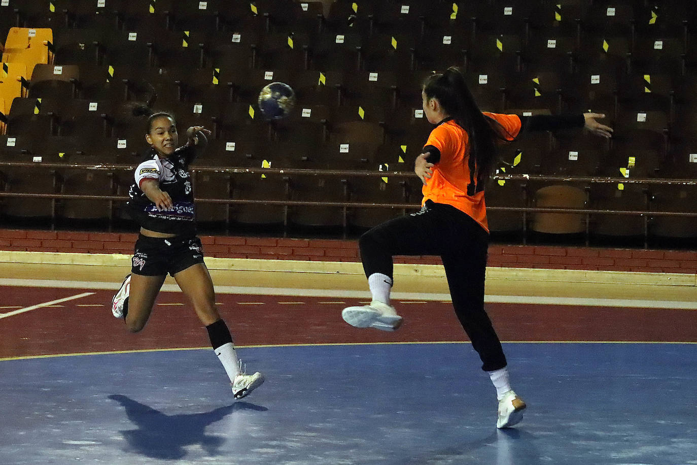 Las leonesas se imponen al Balonmano Salud y siguen sumando triunfos.