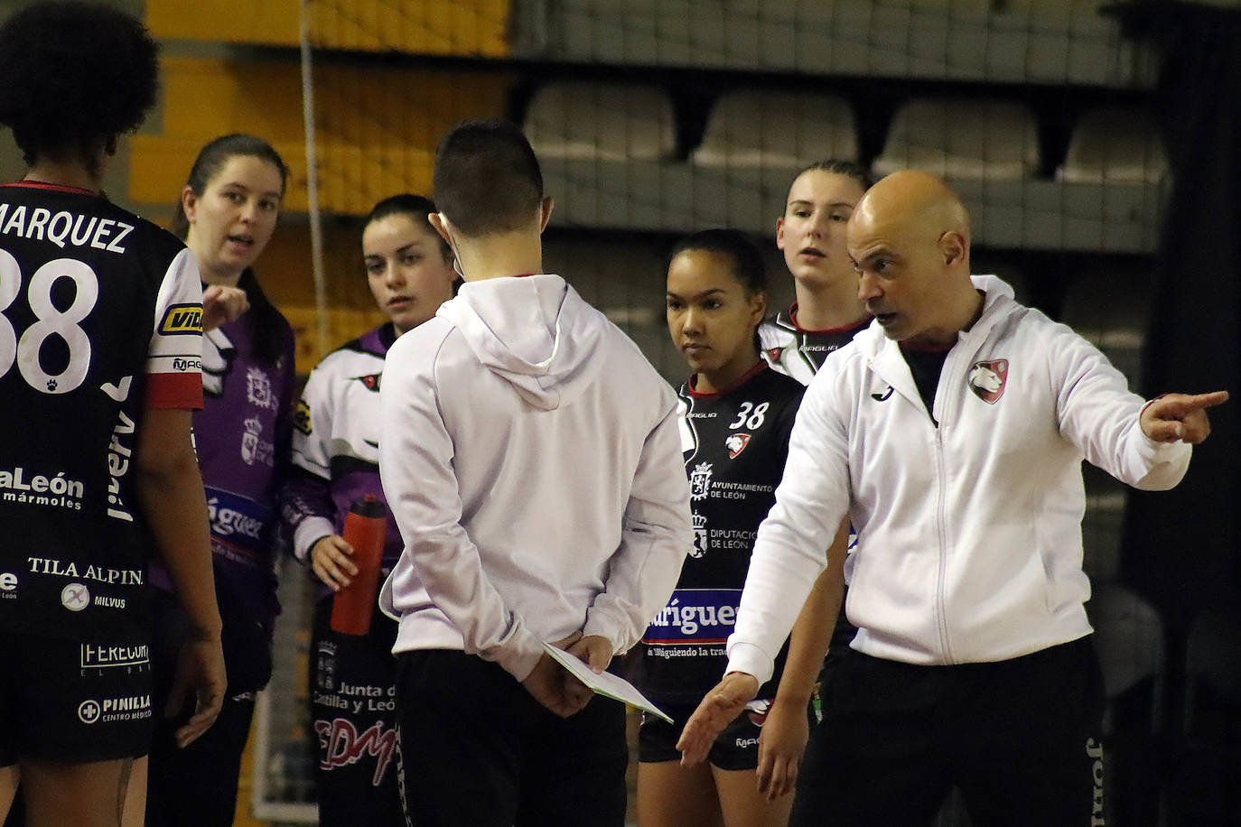 Las leonesas se imponen al Balonmano Salud y siguen sumando triunfos.