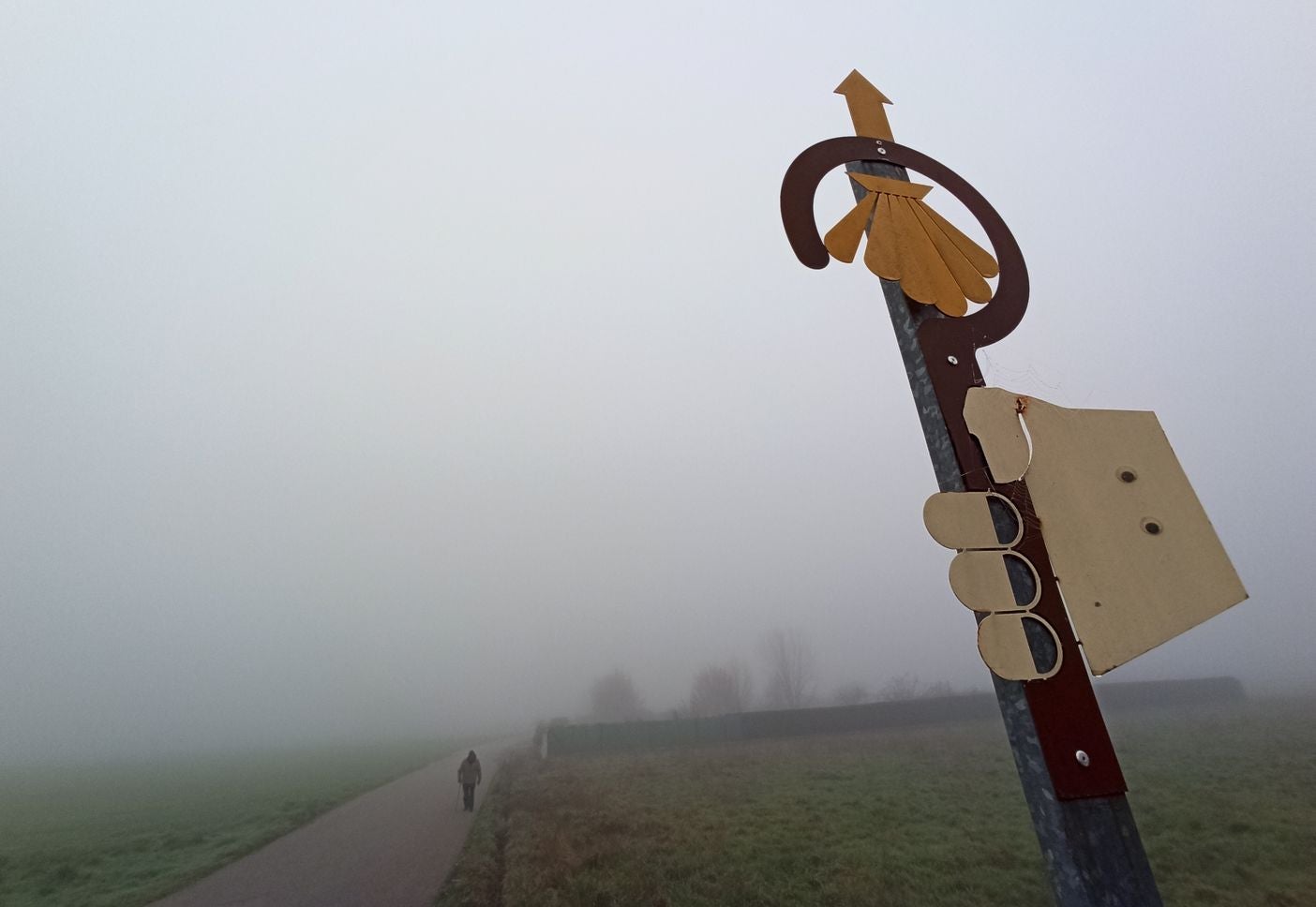 La intensa niebla protagoniza la jornada de este lunes en toda la provincia de León. En la imagen, niebla en la zona del bierzo.