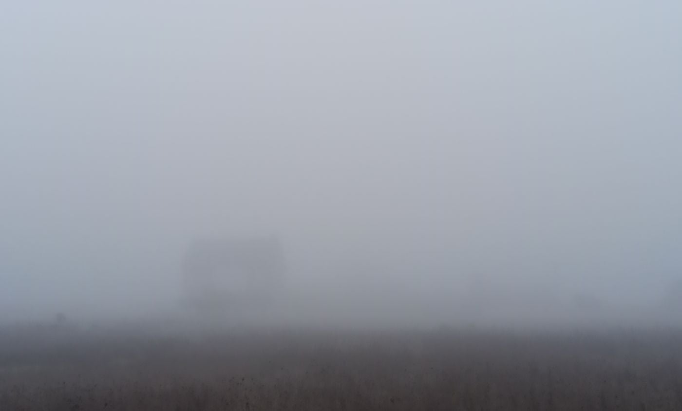 La intensa niebla protagoniza la jornada de este lunes en toda la provincia de León. En la imagen, niebla en la zona del bierzo.