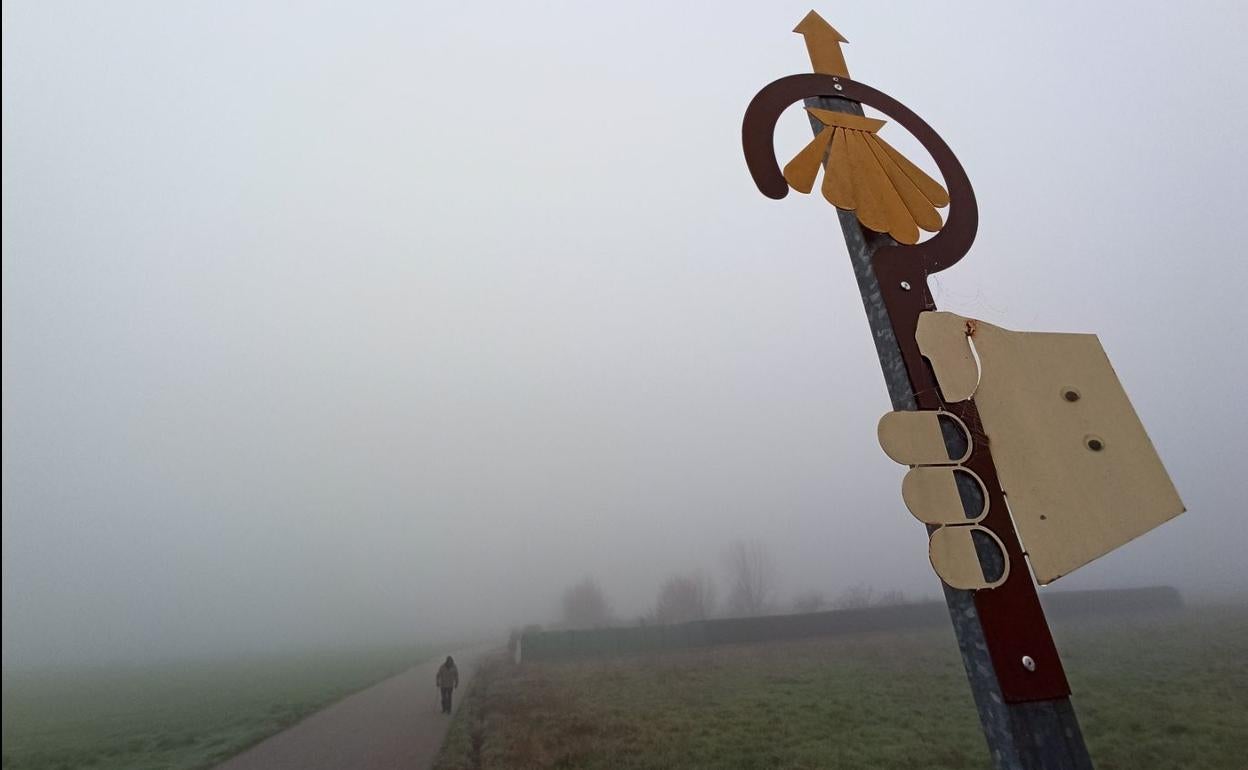 Niebla en la provincia de León. En la imagen, un tramo del Camino de Santiago. 