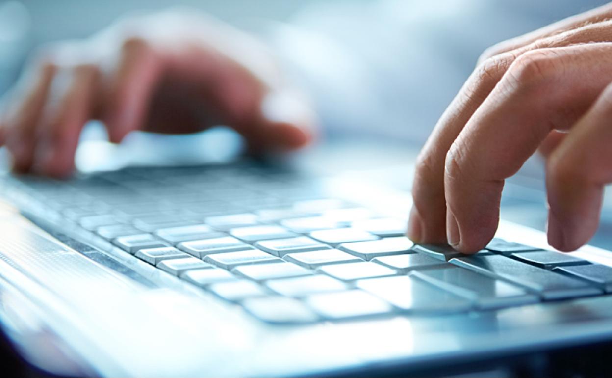 Imagen de un usuario con un ordenador. 