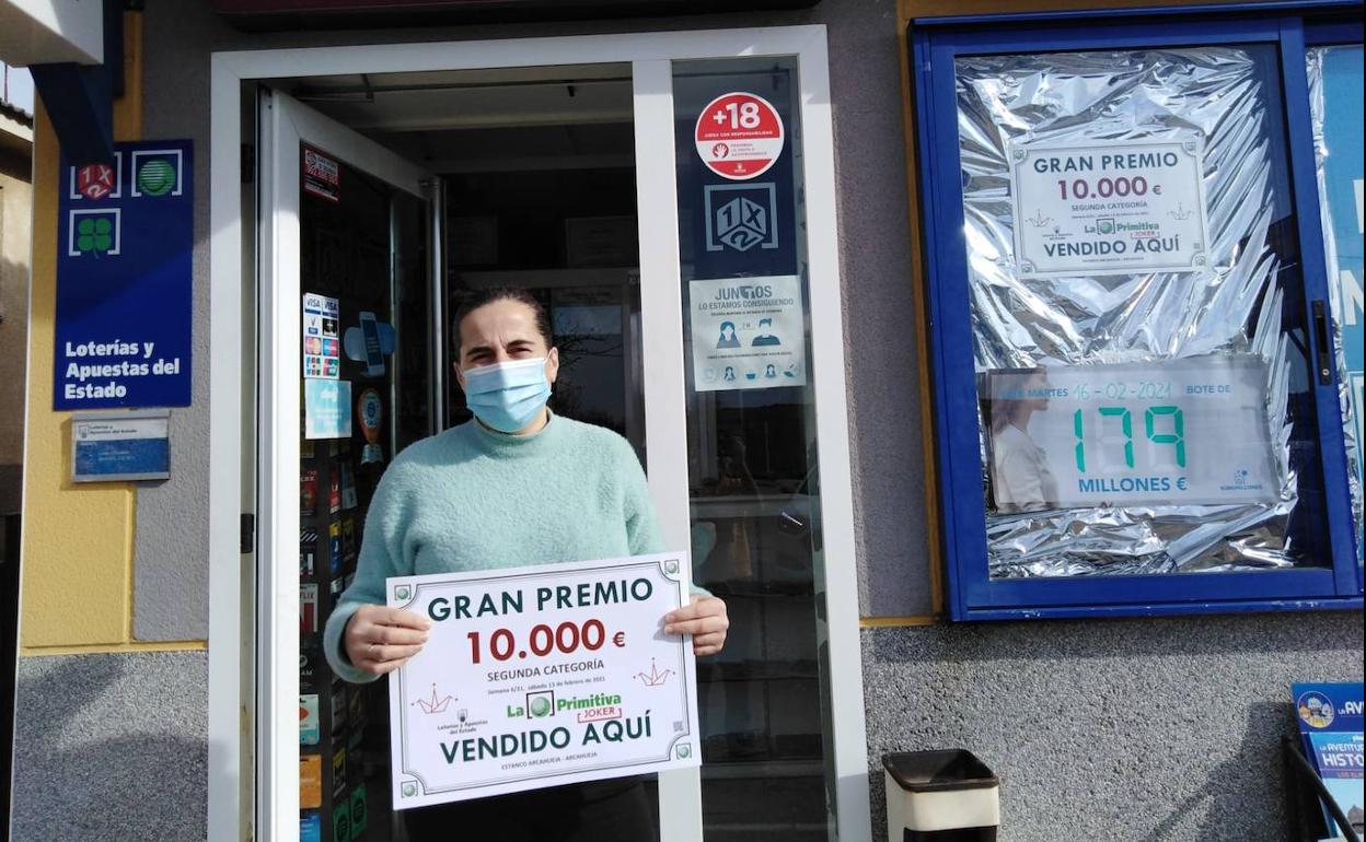 Hortensia Castro posa con el cartel del premio repartido. 