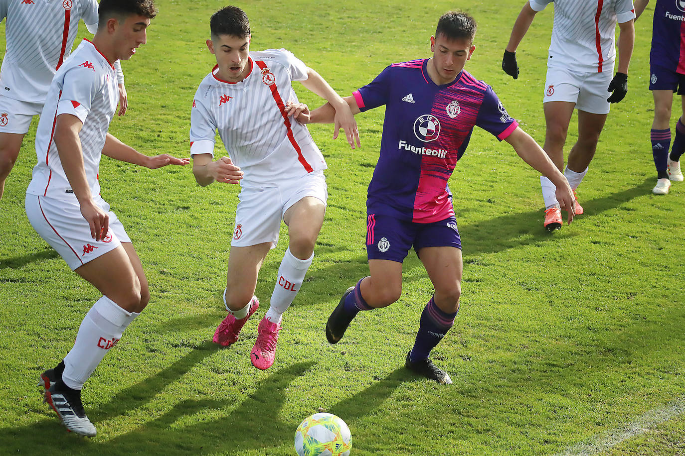 El conjunto leonés compite de tú a tú ante el juvenil pucelano en un choque trepidante y con alternativas que acaba en empate.