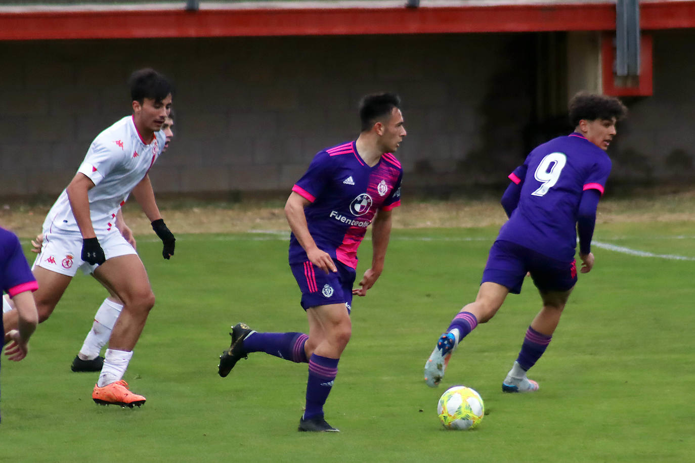 El conjunto leonés compite de tú a tú ante el juvenil pucelano en un choque trepidante y con alternativas que acaba en empate.