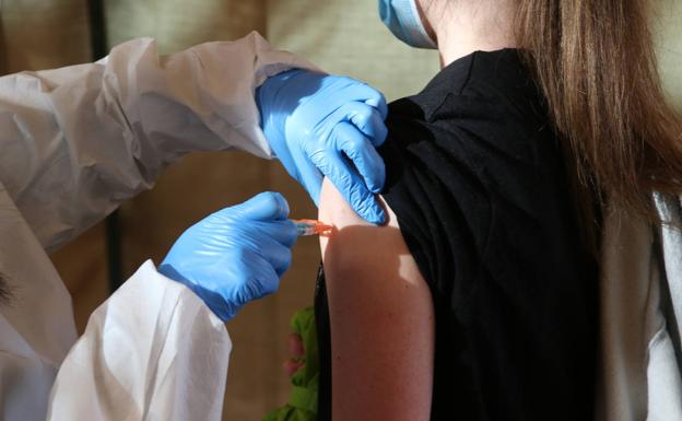 Una estudiante de Enfermería recibe la primera dosis de la vacuna de Astrazeneca en el Palacio de Exposiciones. 