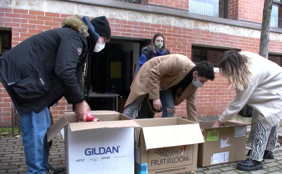 Los alumnos colocan los alimentos que han recogido la primera jornada. 