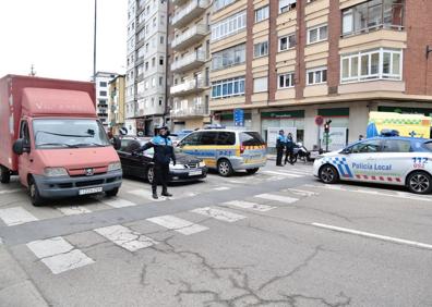 Imagen secundaria 1 - Zona donde se prudujo el accidente con efectivos de Emergencias interviniendo en el lugar. 