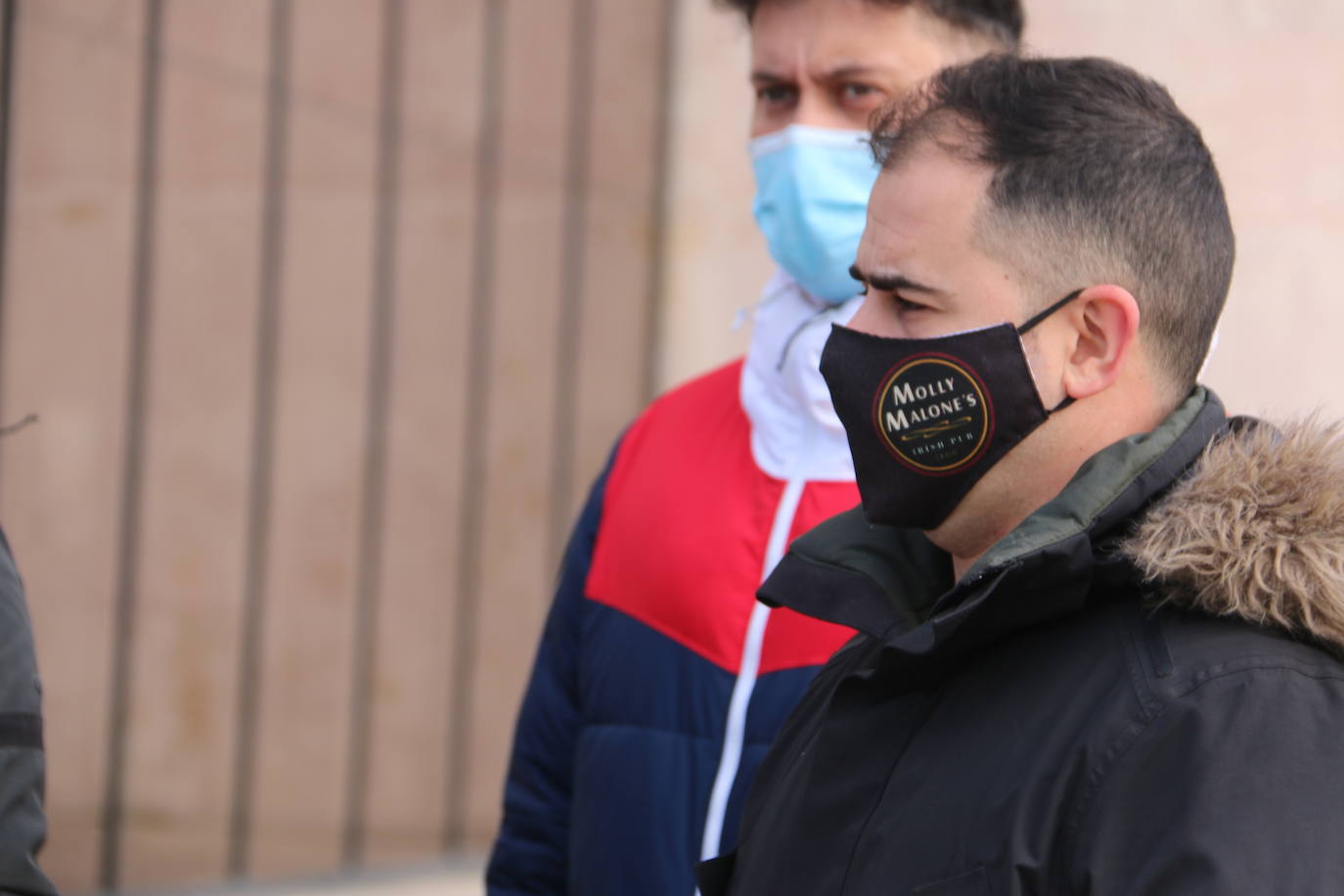 Una concentración a las puertas de la Delegación Territorial de al Junta de Castilla y León acaba con platos rotos en el suelo.