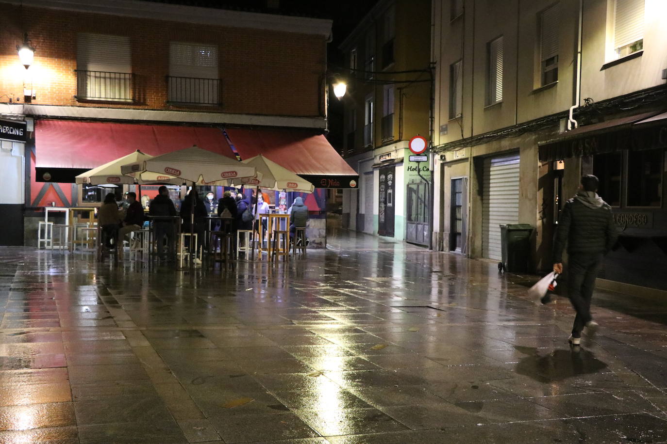 Los leoneses apuran las nuevas dos horas para disfrutar de este nuevo horario tras el pronunciamiento del Tribunal Supremo.