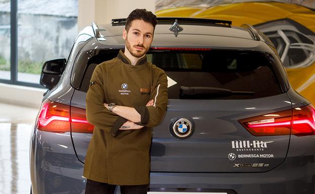 Samuel junto a su nuevo BMW. 