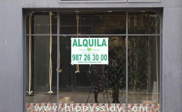 Imagen principal - Los carteles de 'se alquila' se multiplican por la ciudad. 