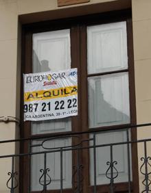 Imagen secundaria 2 - Los carteles de 'se alquila' se multiplican por la ciudad. 