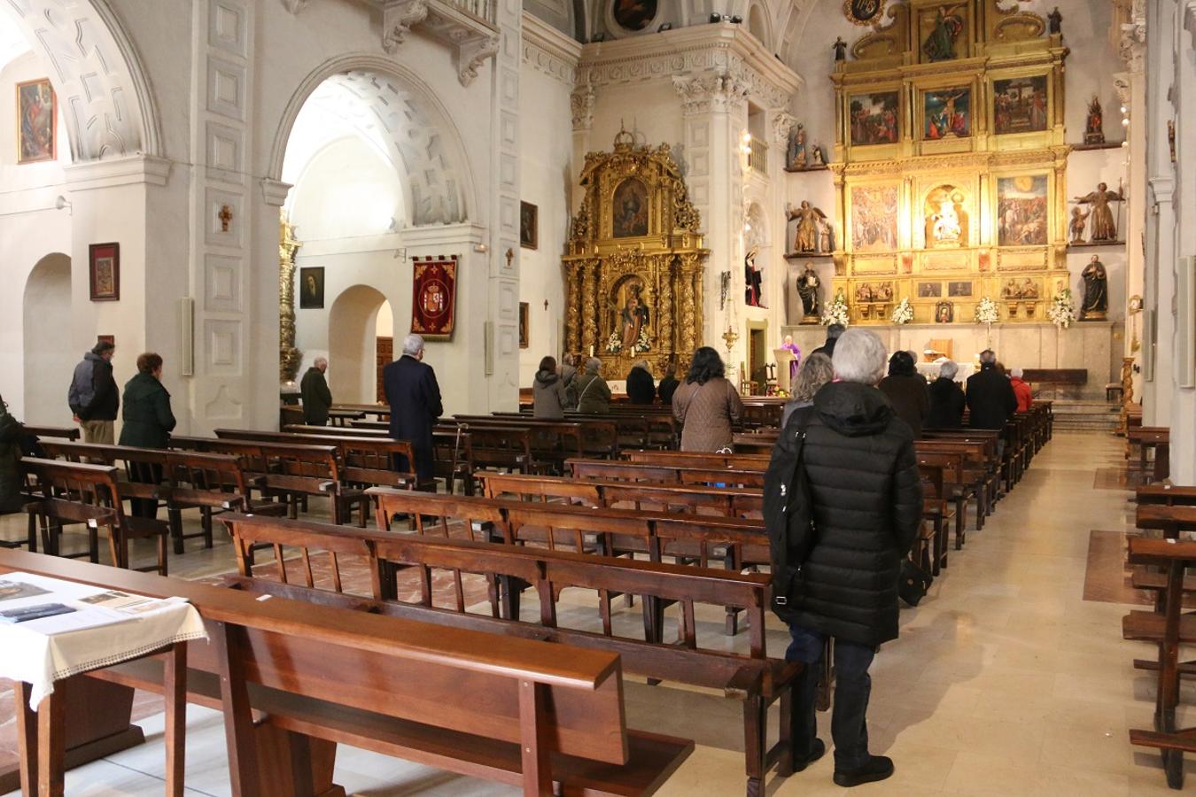 Los fieles reciben la ceniza en la iglesia de Santa Marina la Real en León.