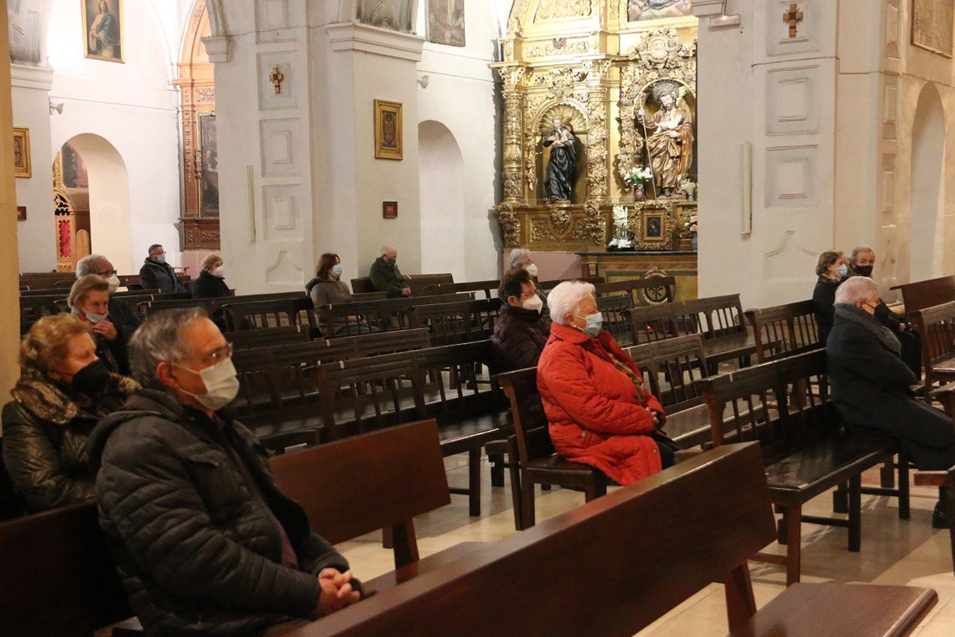 Los fieles reciben la ceniza en la iglesia de Santa Marina la Real en León.