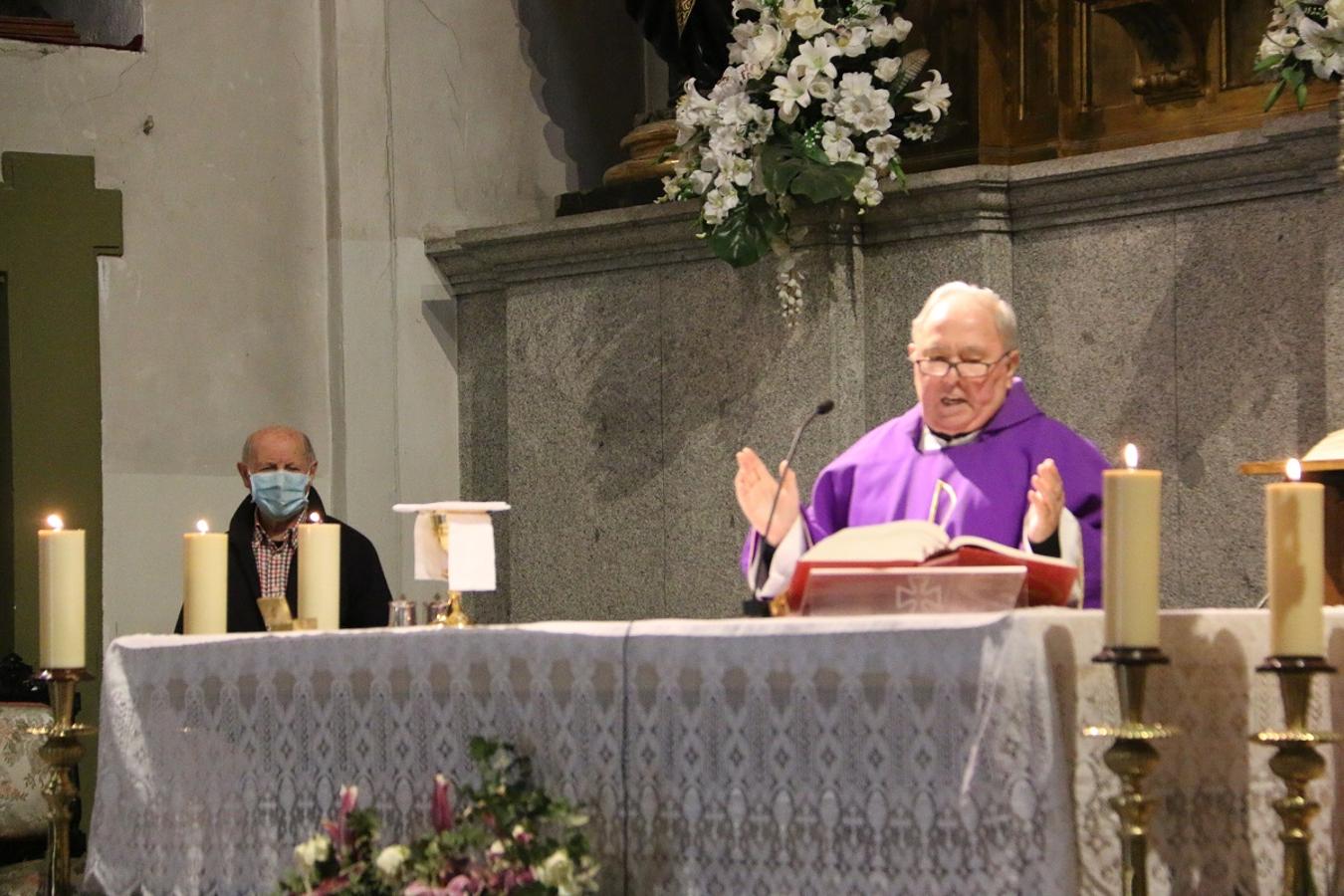 Los fieles reciben la ceniza en la iglesia de Santa Marina la Real en León.