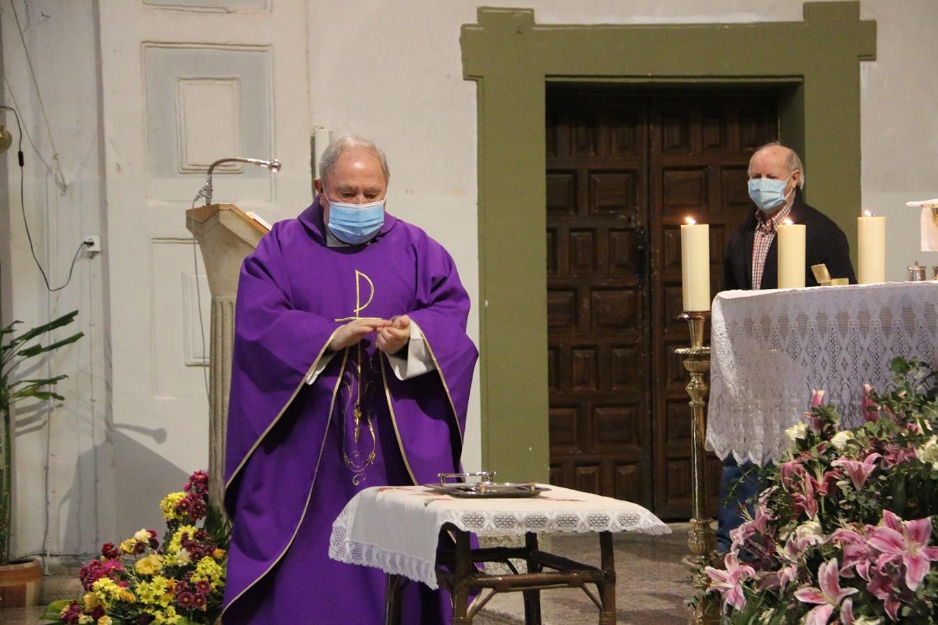 Los fieles reciben la ceniza en la iglesia de Santa Marina la Real en León.