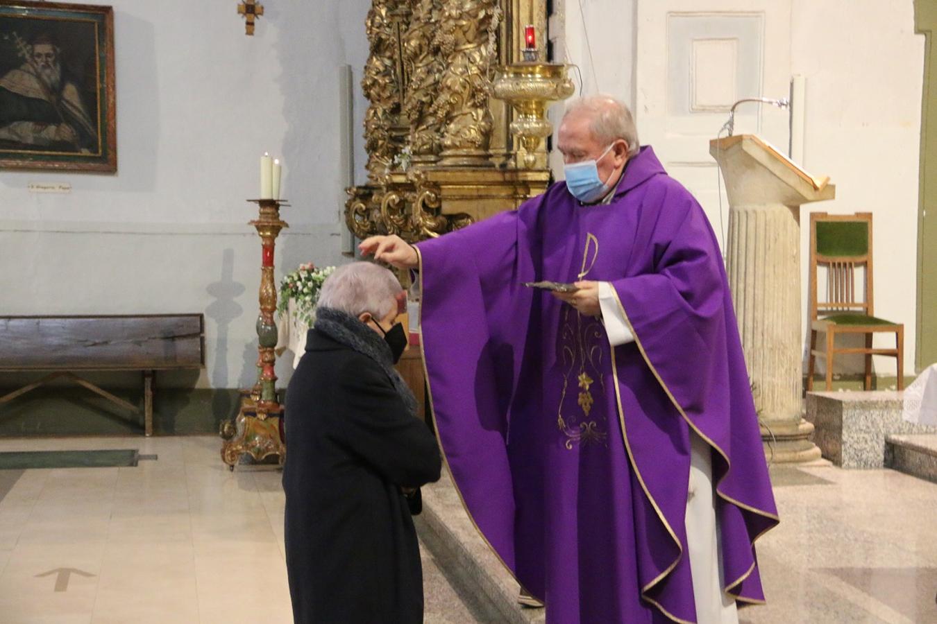 Los fieles reciben la ceniza en la iglesia de Santa Marina la Real en León.