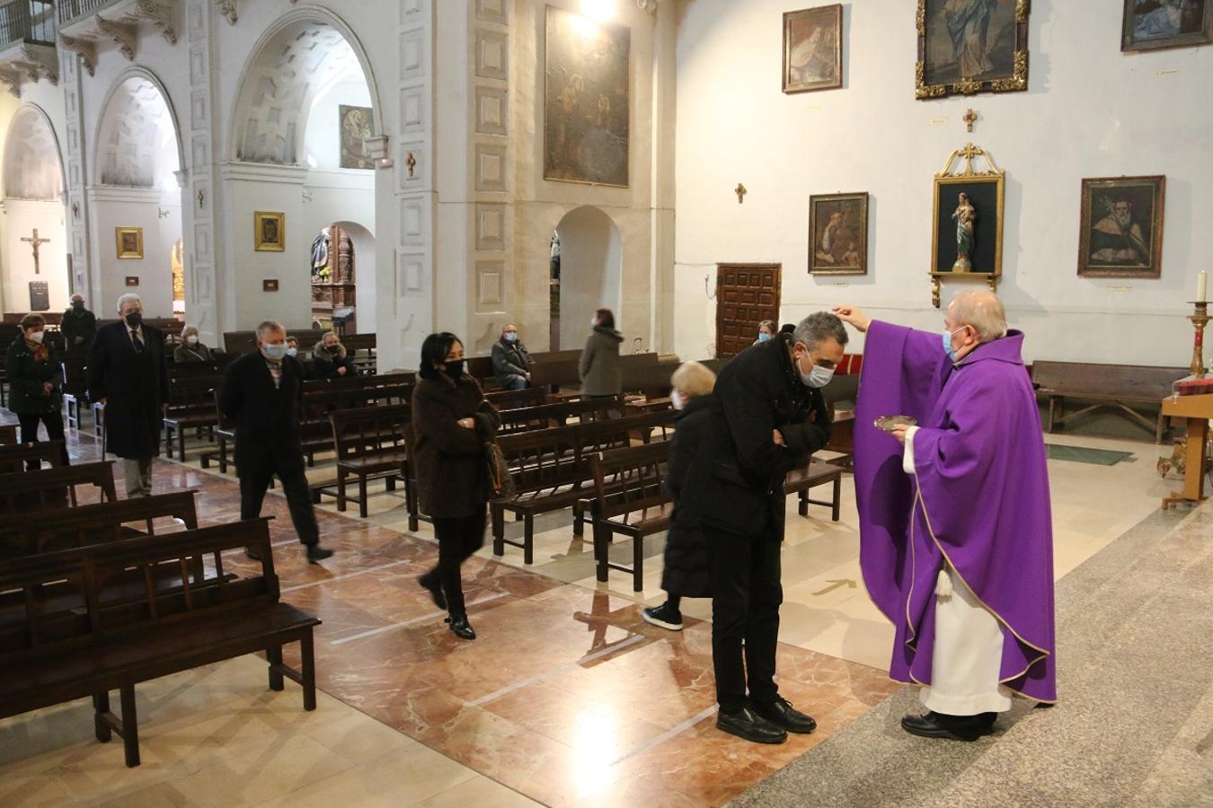 Los fieles reciben la ceniza en la iglesia de Santa Marina la Real en León.