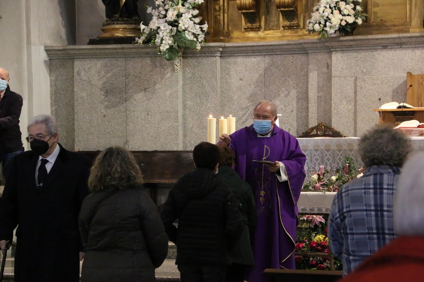 Los fieles reciben la ceniza en la iglesia de Santa Marina la Real en León.