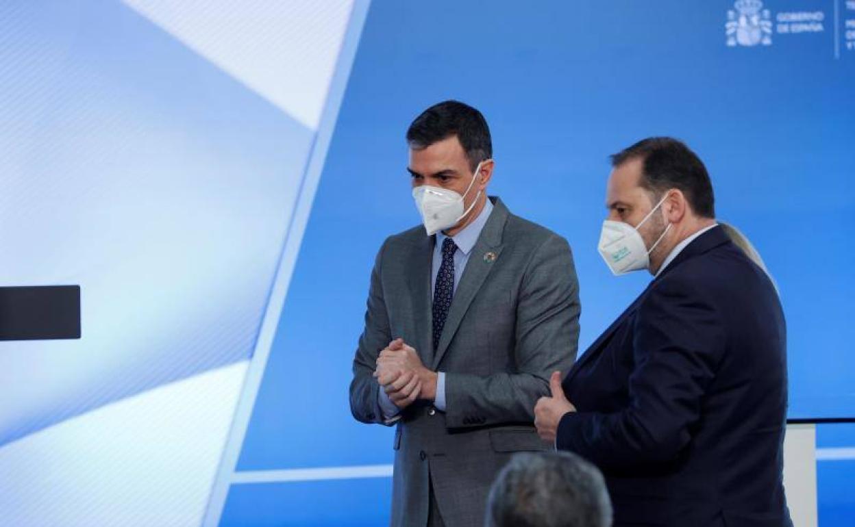 El presidente del Gobierno, Pedro Sánchez junto al ministro de Transportes, Movilidad y Agenda Urbana, José Luis Ábalos.